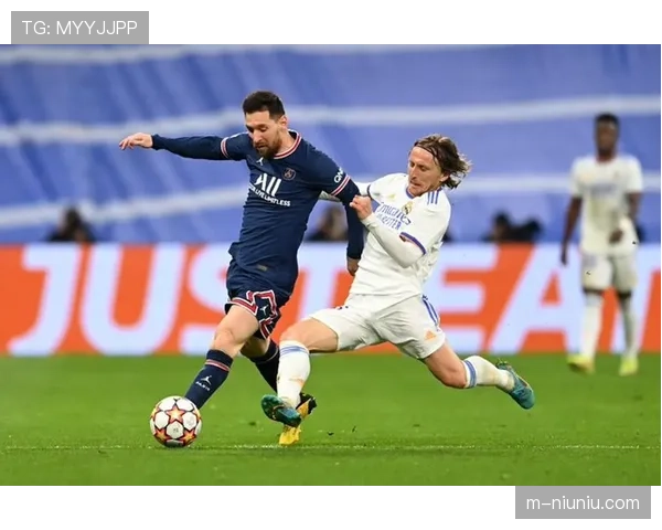 终场哨响，40岁莫德里奇被替换下场接受伯纳乌全场起立鼓掌